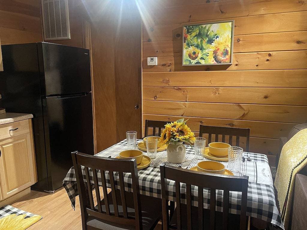 Foto 2 von 31: Cheerful & Cozy 2Bd/2Ba  Cabin. Amazing rates for your visit!