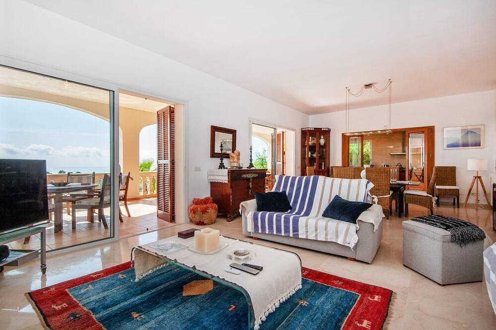 Foto 5 von 30: Wunderschönes Haus in Calvia mit privatem Swimmingpool, der sowohl drinnen als.