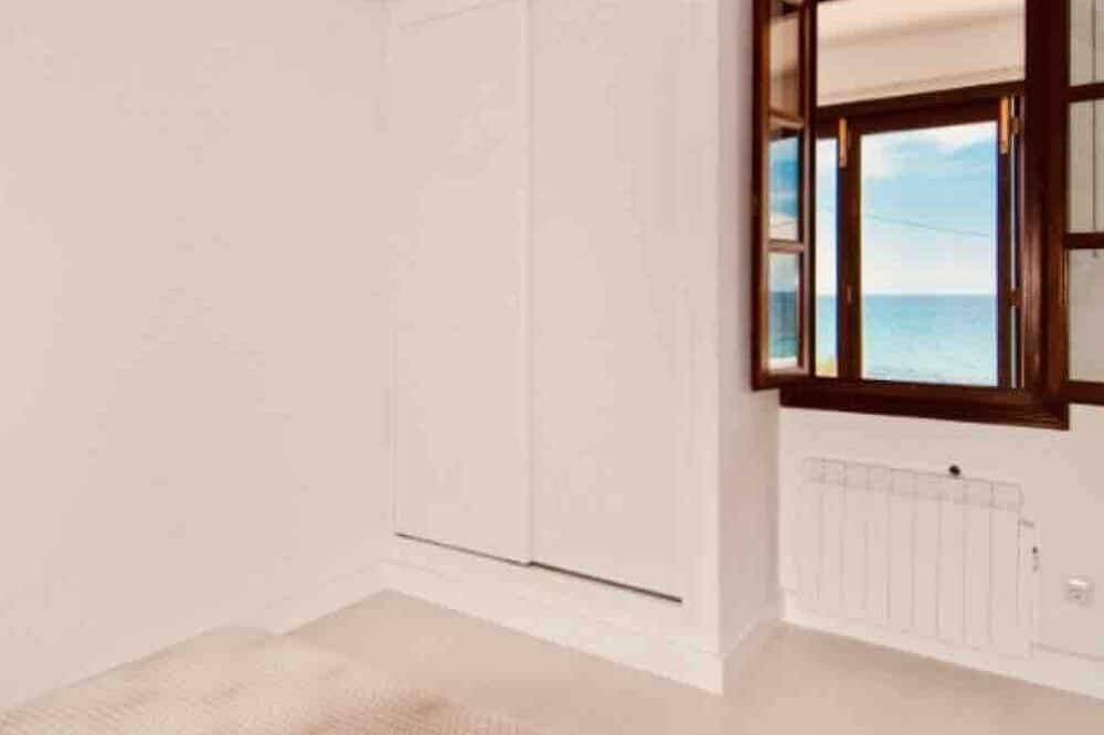 Foto 3 von 30: Seafront Villa Sa Pedrus