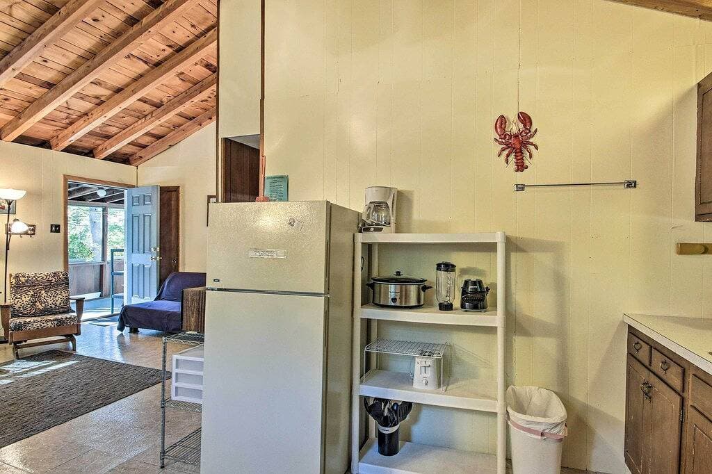 Foto 4 von 29: 'The Den' Raymond Home w/ 200 Feet of Sandy Beach!