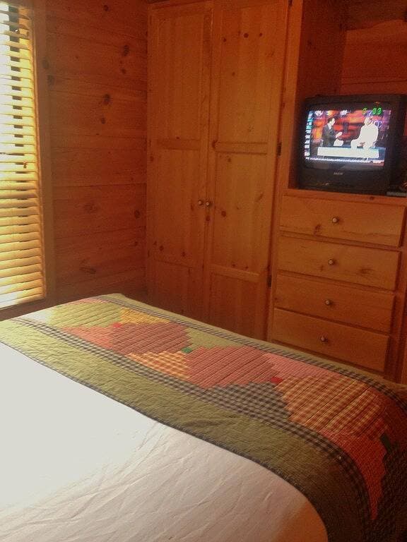 Foto 12 von 16: Cozy Creek: Cozy Cabin with Large Deck Overlooking Mountain Stream