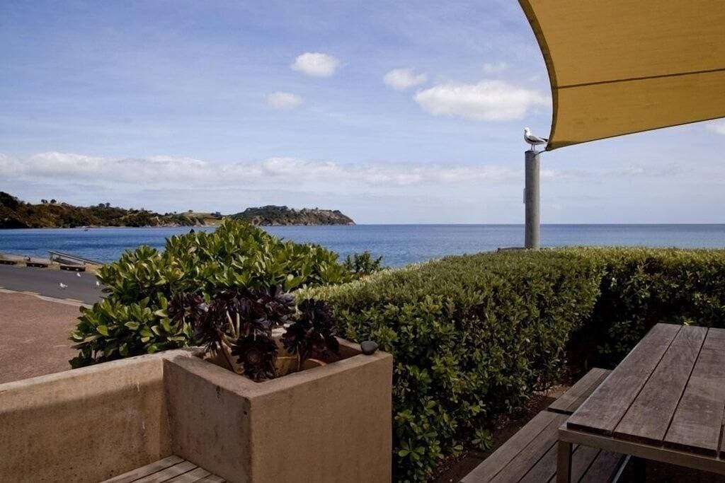 Foto 5 von 30: Erstklassige Strandlage auf Waiheke Island.