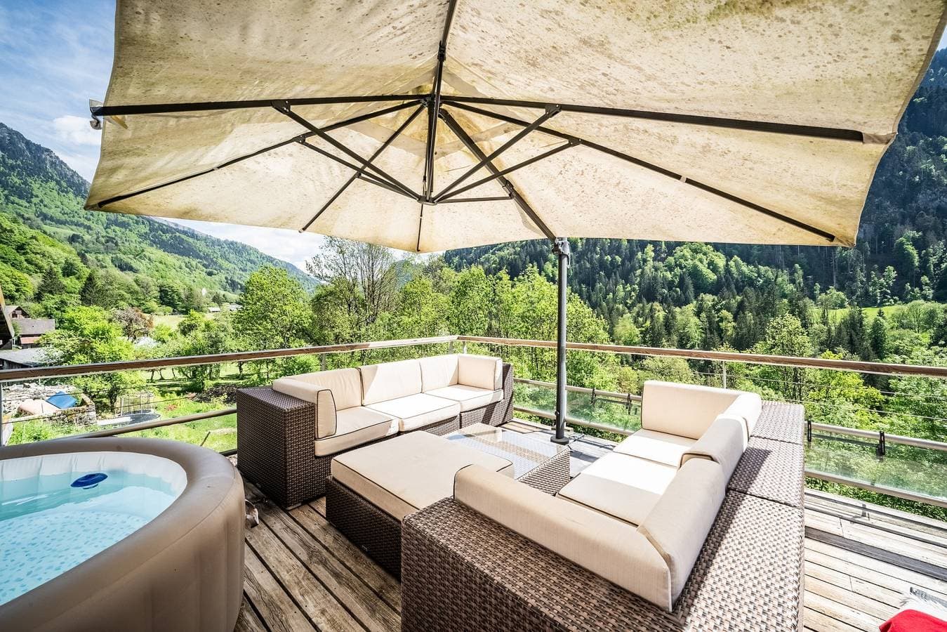 Foto 3 von 28: Zimmer 'Elisthur Chambre N°2' mit Bergblick, Gemeinschaftsterrasse und Wi-Fi