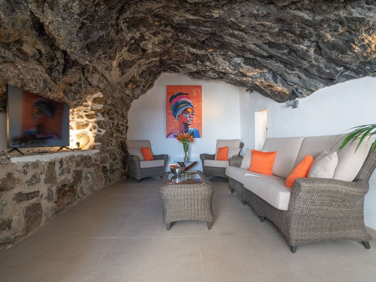 Spektakuläre Höhle mit zwei großen Terrassen am Meer 1