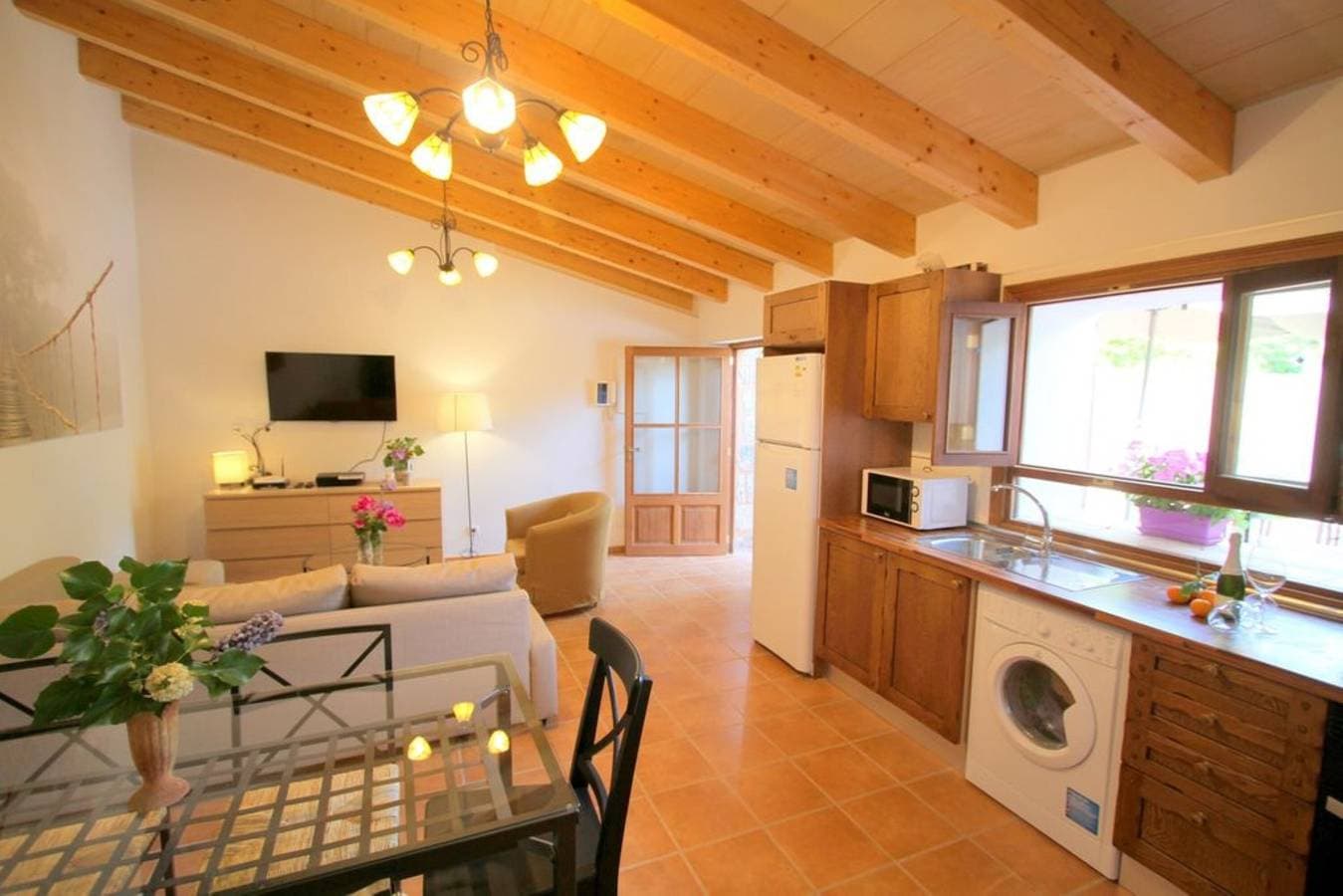 Foto 10 von 22: Klimatisiertes Ferienhaus mit Pool, Terrasse, Bergblick und WLAN