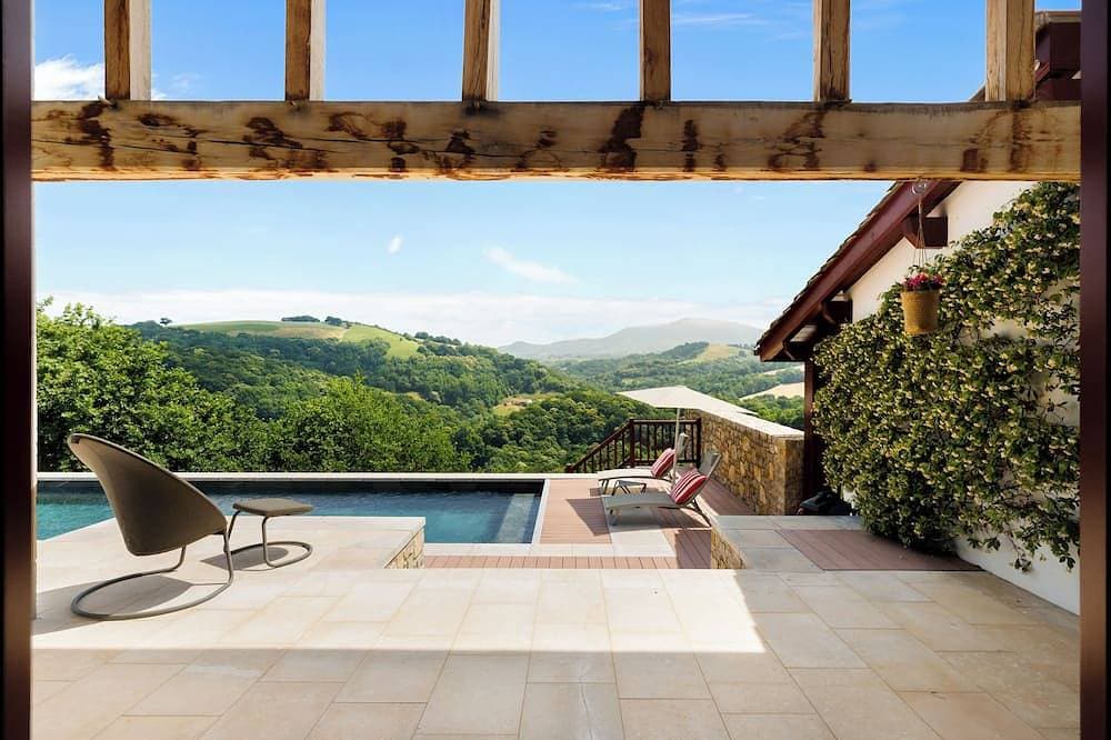 Foto 8 von 12: Spacious Ursuya studio with mountain views, spa & pool access