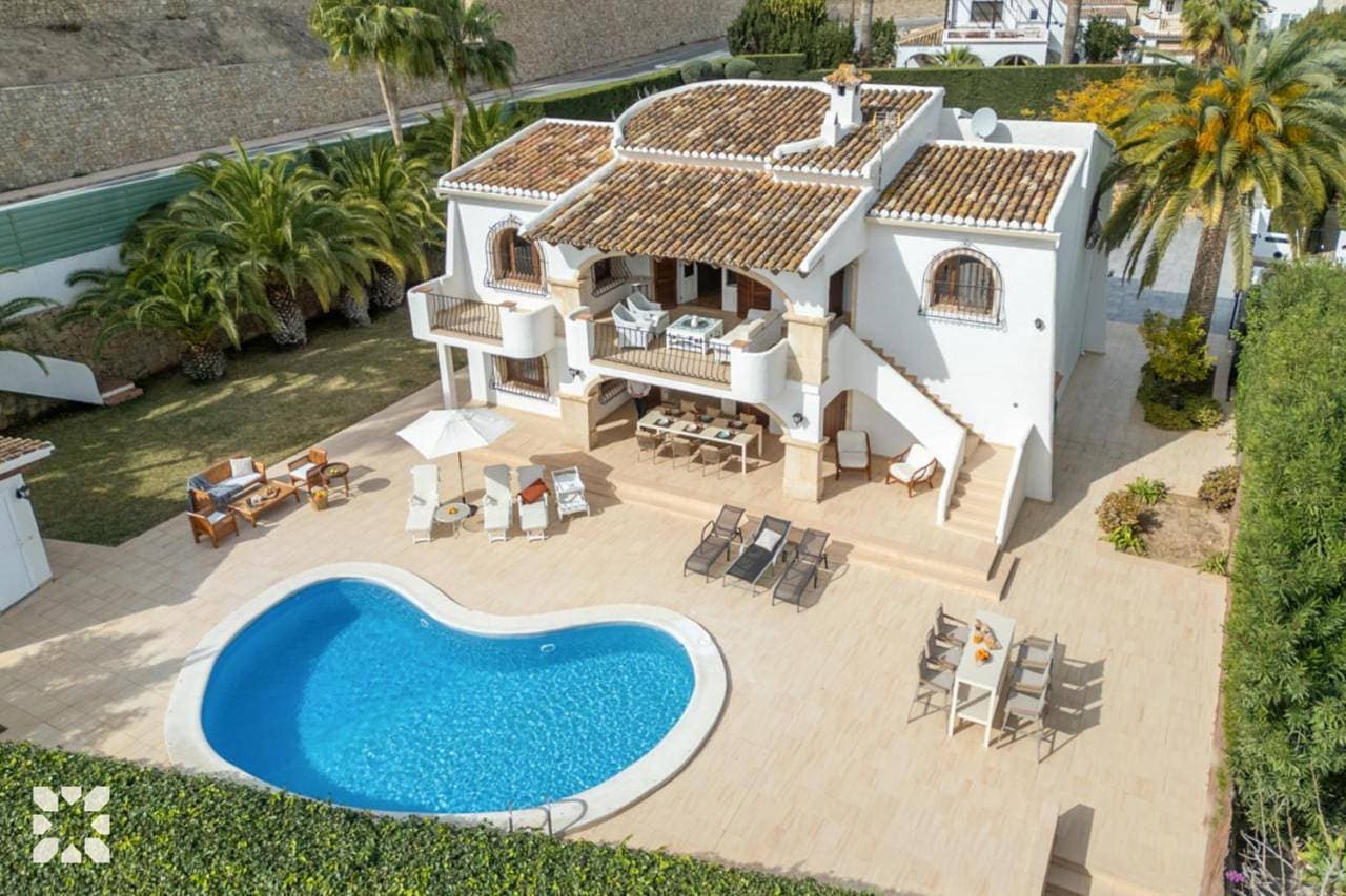 Foto 2 von 5: Villa with Private Pool
