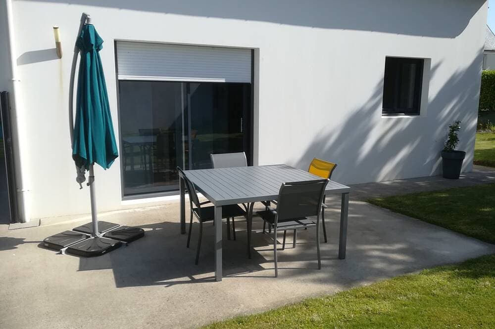 Beaches 5 minutes away, near historic center, enclosed garden, house sleeps 4-5 1