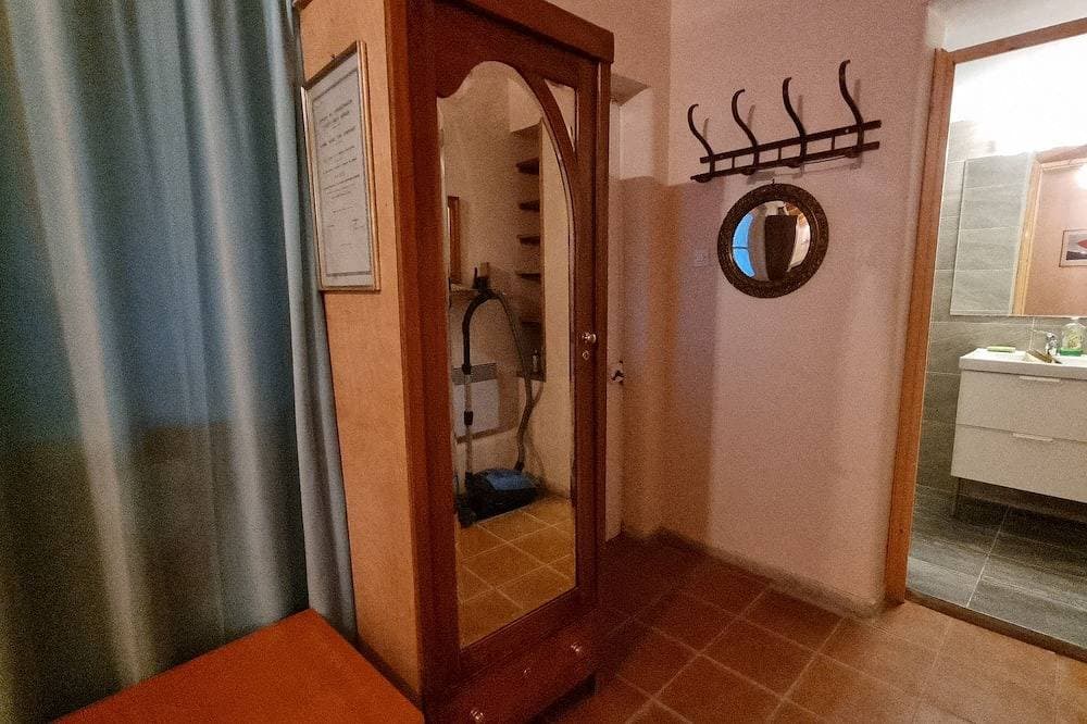 Foto 9 von 30: Small villa with a large private and quiet garden, 10 min walk from Metro