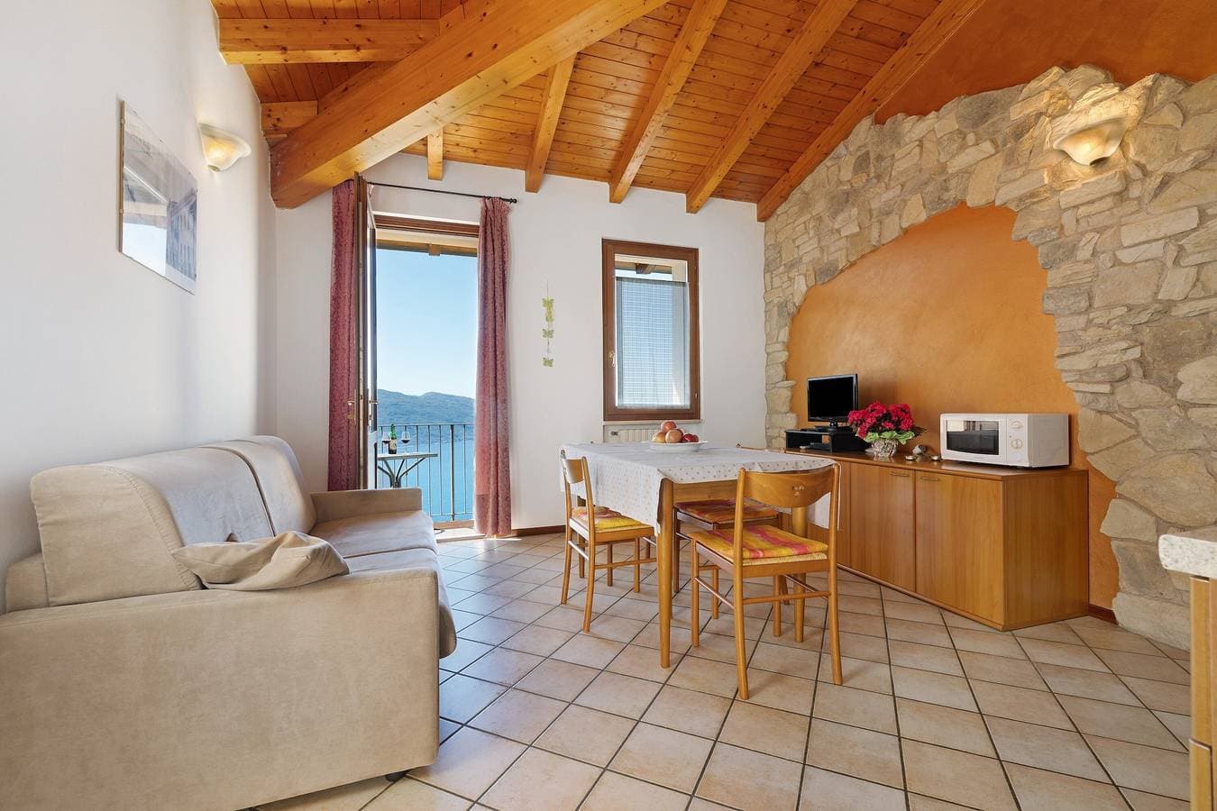 Foto 2 von 39: Ferienwohnung 'Rustico Spagnol 2' mit Seeblick, Pool und WLAN