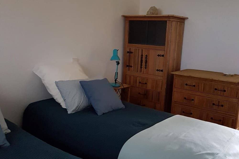 Foto 5 von 30: Renovierte Wohnung 2018; Balkon mit Blick aufs Meer, drei Zimmer (76m2), privater Park