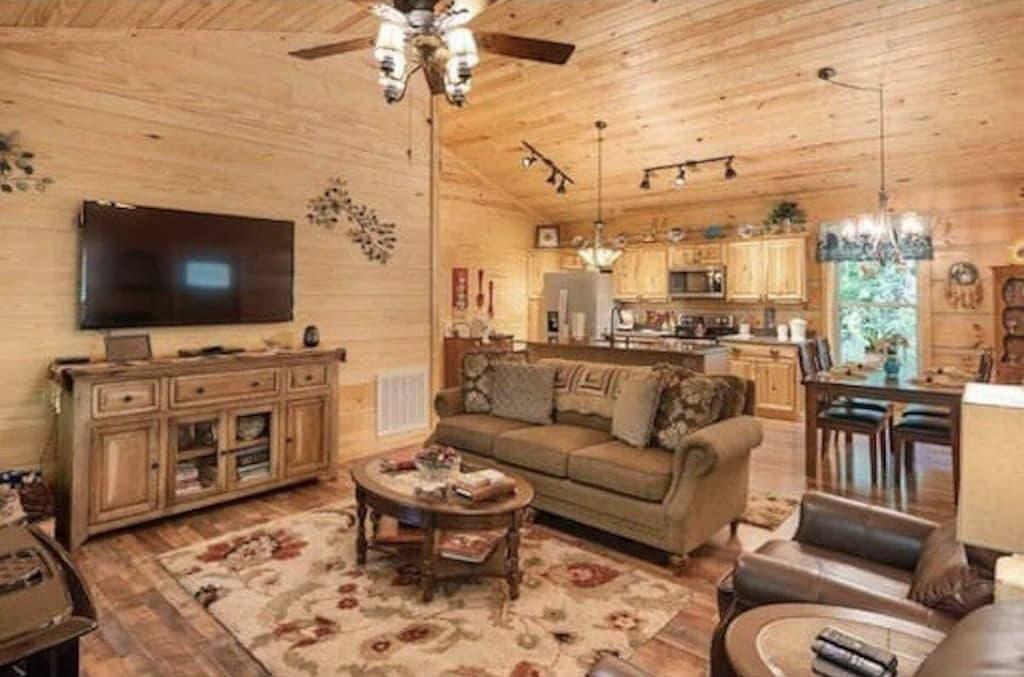 Foto 8 von 34: Gemütliche hundefreundliche Hütte umgeben von schönen Bergbäumen mit Whirlpool+