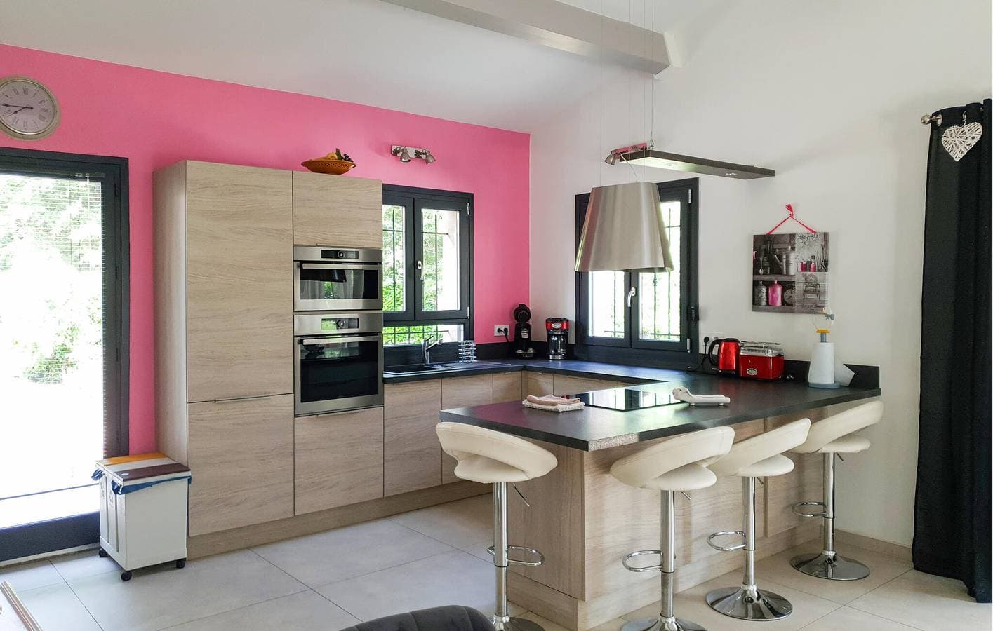 Foto 6 von 22: Geräumiger Rückzugsort mit Pool, Parkplatz und Terrasse