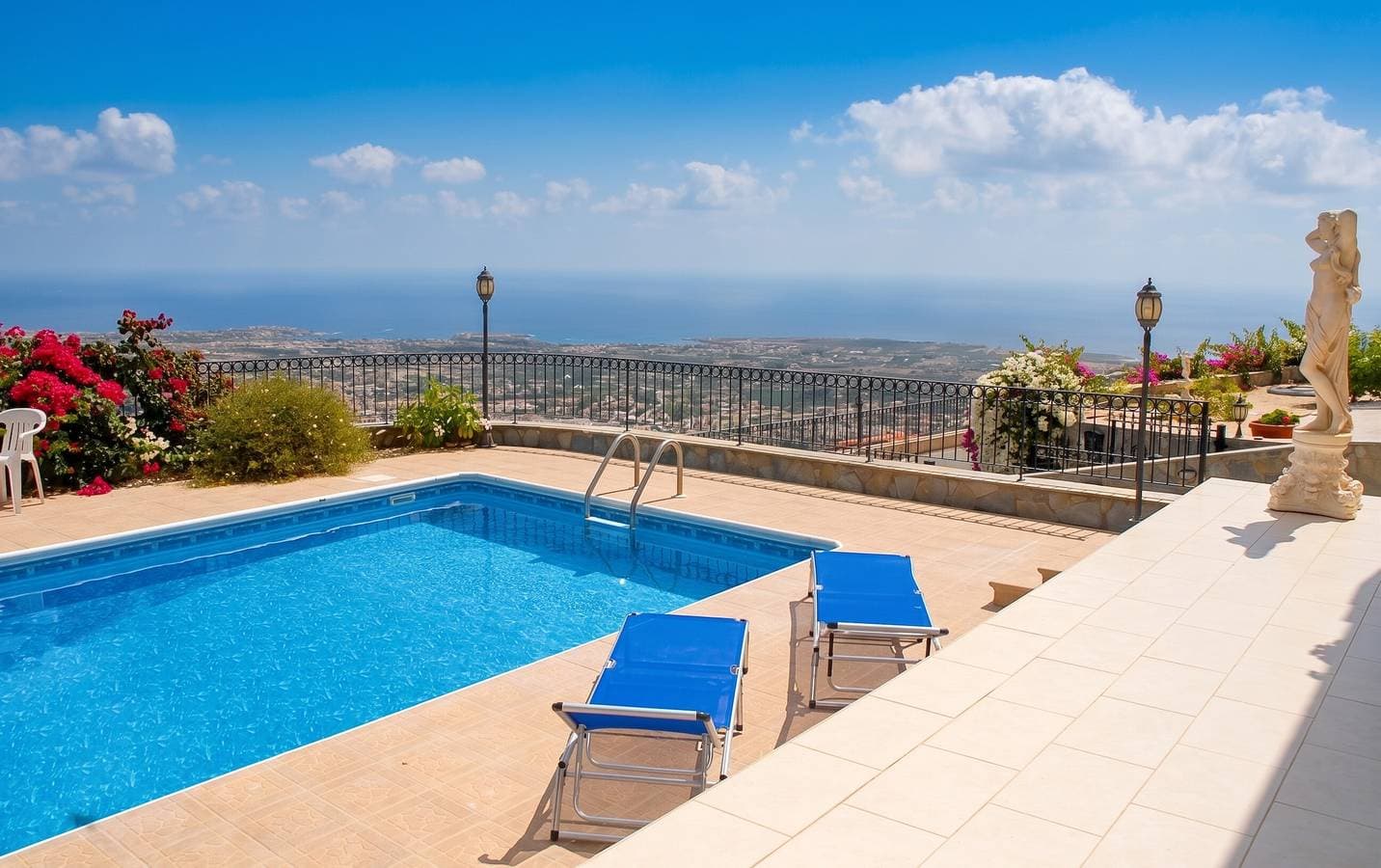 Foto 1 von 36: Peyia Villa mit Meerblick, privatem Pool und Garten