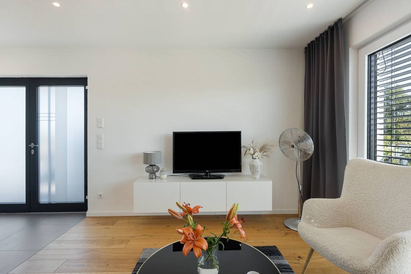Foto 3 von 20: Ella's Lounge – Moderne Ferienwohnung mit Terrasse und WLAN am Waldrand