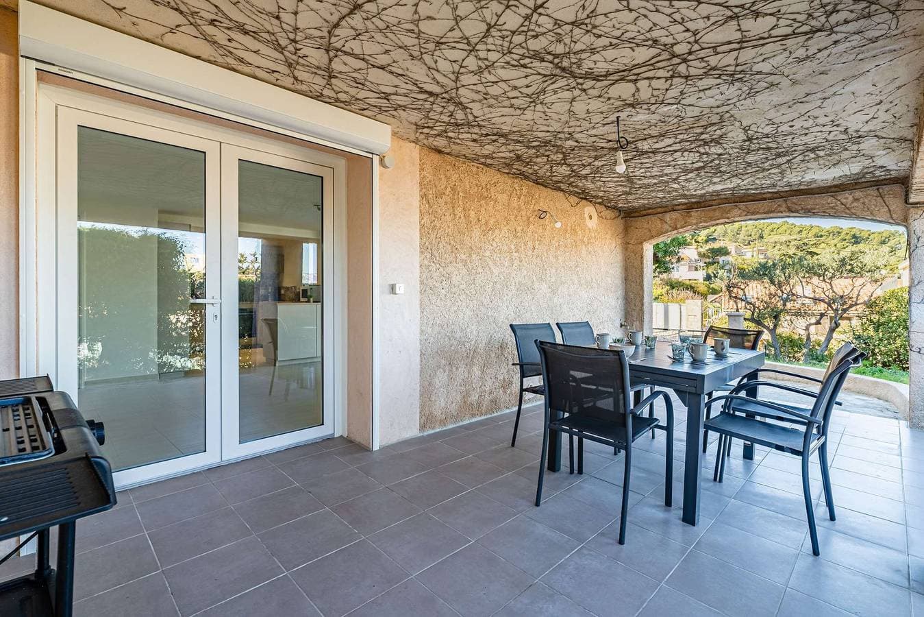 Foto 2 von 18: Untere Villa renoviert, Klimaanlage und Terrasse mit Meerblick