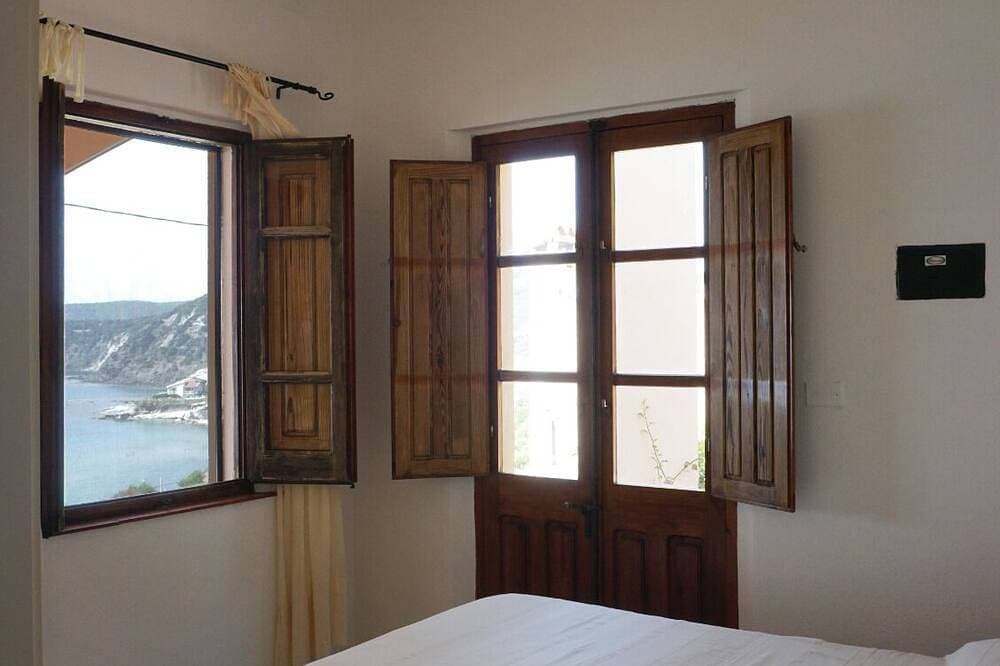 Foto 3 von 12: Sea view house 2 minutes walk from the main beach