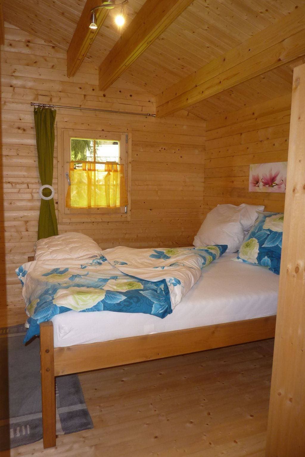 Foto 8 von 19: Holz-Blockhaus für vier Personen mit Terrasse