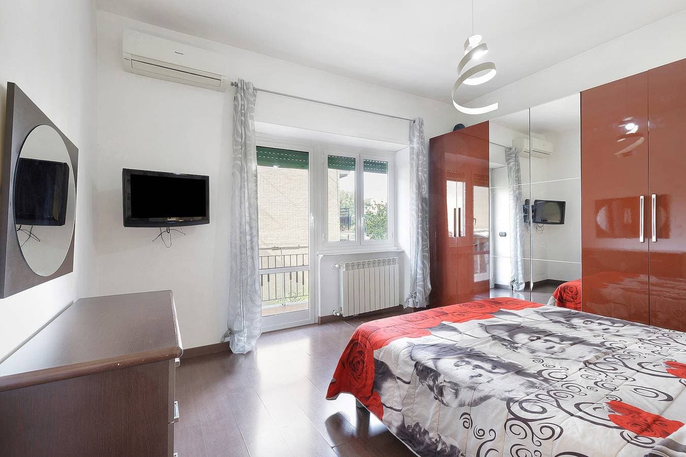 Foto 3 von 18: Apartment 'Pinetina Roma' mit Balkon, WLAN und Klimaanlage