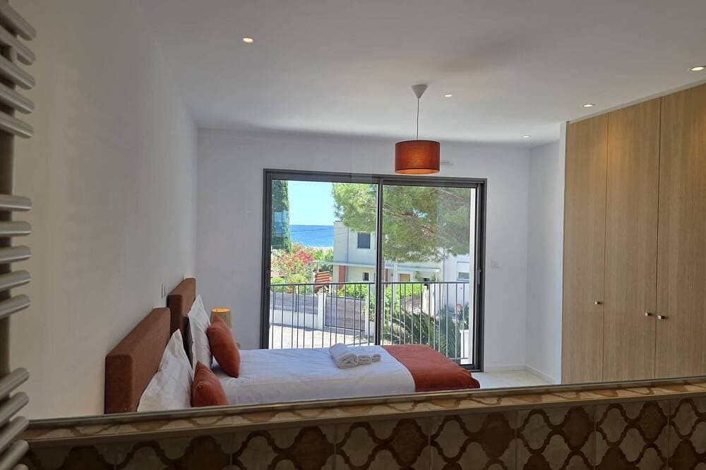 Foto 7 von 30: Elegant new villa just steps from the beach - Air conditioning