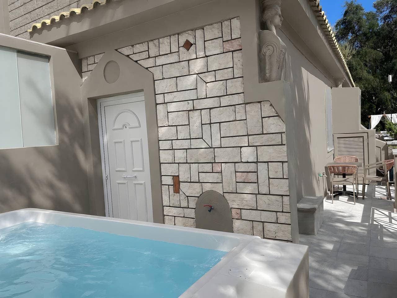 Foto 6 von 35: Doliva Studio 6 Apartment mit privatem Pool