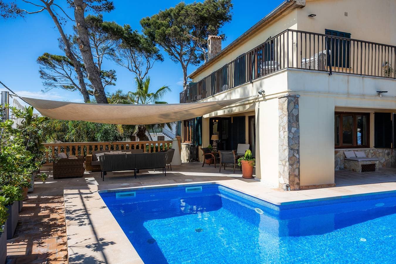 Foto 10 von 44: Großzügige Villa am Meer mit privatem Salzwasserpool