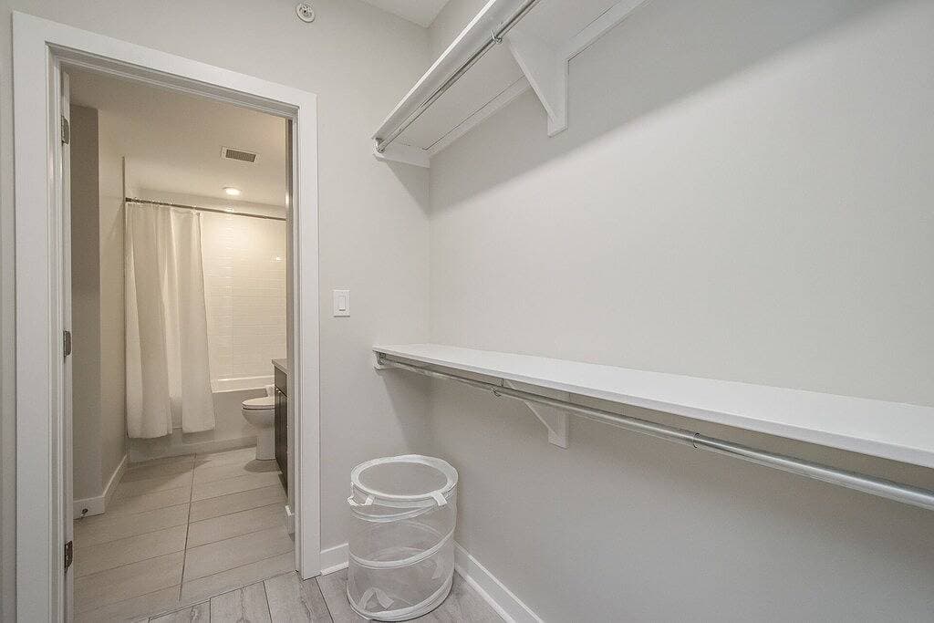 Foto 12 von 57: Luxuriöse 1-Zimmer-Wohnung mit Stadtblick – zu Fuß nach Alderney