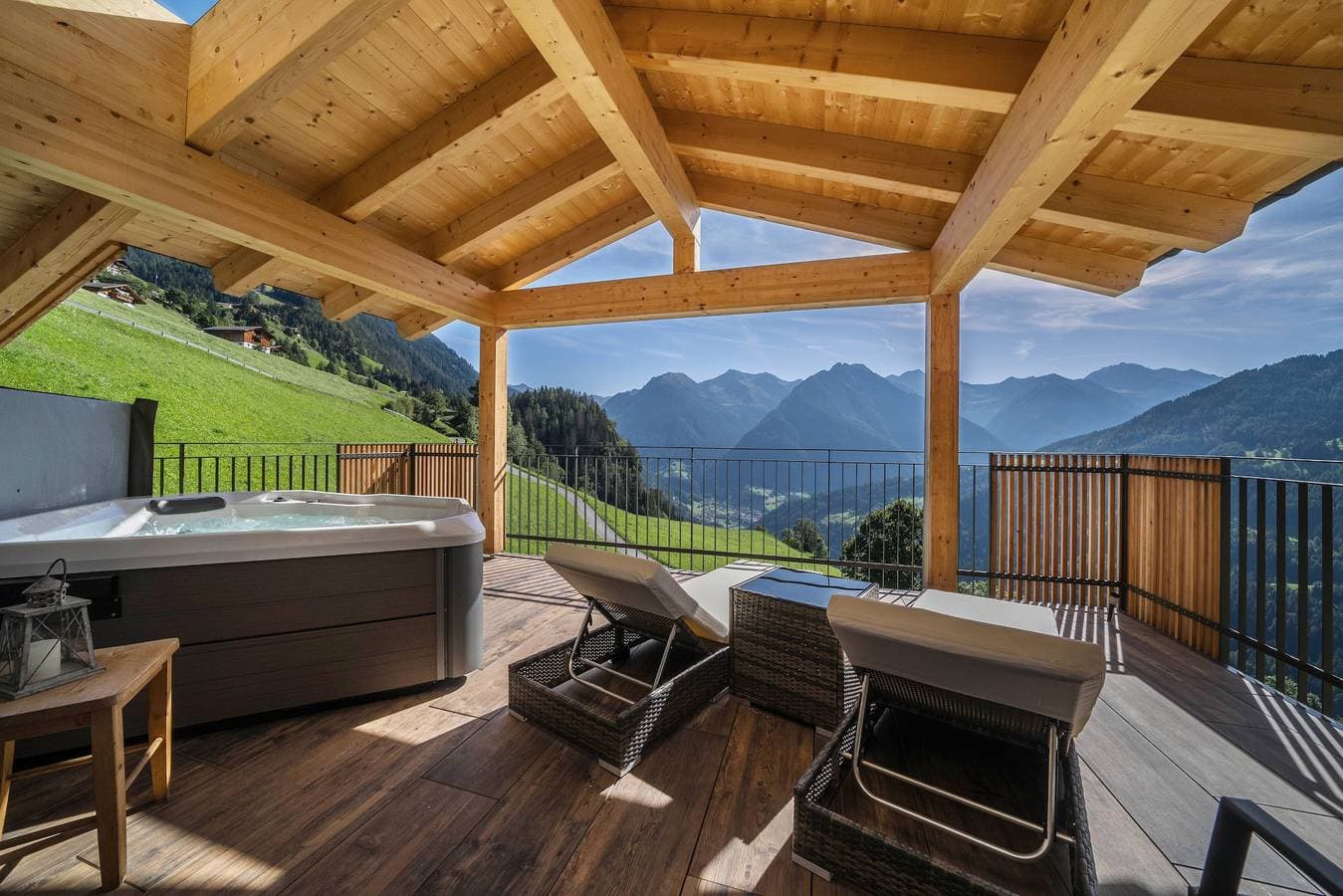 Foto 3 von 19: "Sunnseitn Lodge Apt Moutainsuite" mit beheiztem Whirlpool, Infrarot-Sauna, Panoramaterrasse