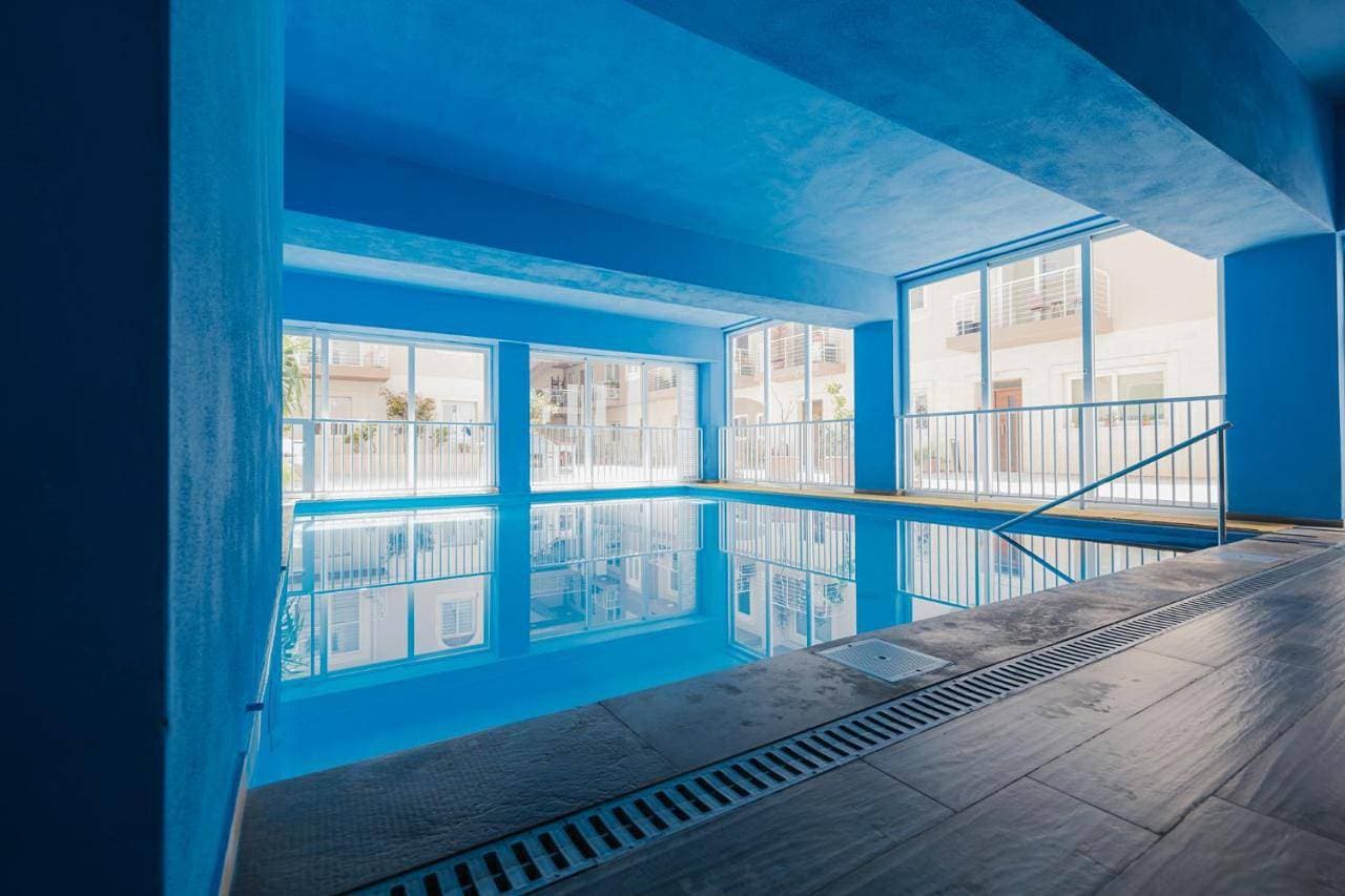 Bright 1Bed with Shared Heated Indoor Pool & Gym 1