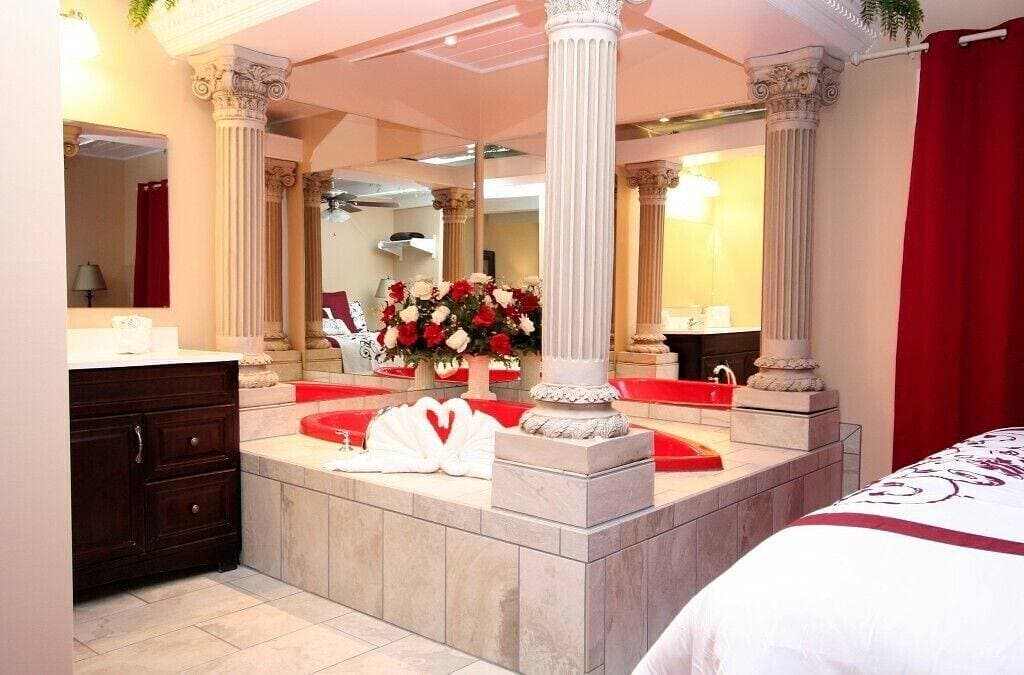 Foto 5 von 21: Über $ 700 in Gratis-Tickets, Herz-Whirlpool, Whirlpool, Kingsize-Bett, Internet, 5 Minuten zum Aquarium