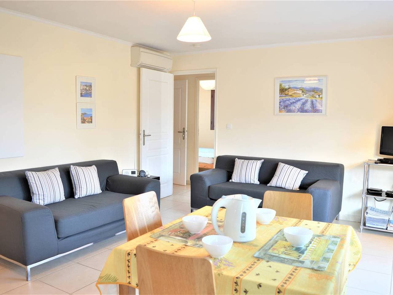 Foto 2 von 14: Geräumige 3-Zimmer-Wohnung mit Terrasse, WLAN und Garage nahe Stadtzentrum und Strand