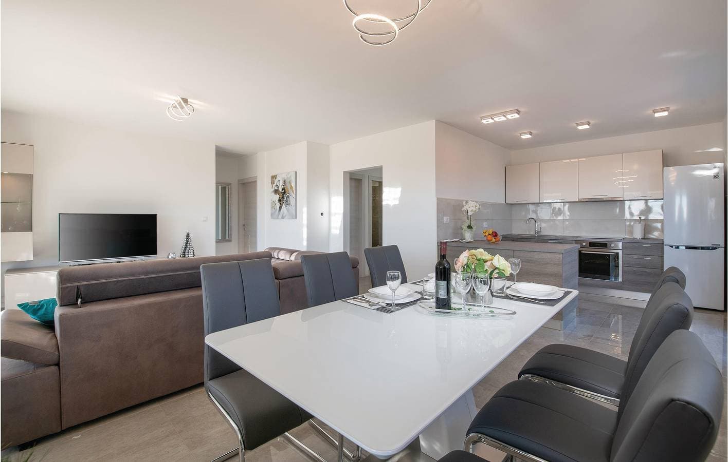 Foto 7 von 36: Gemütliche 75 m² große Ferienwohnung mit Pool, in der Nähe des Stadtzentrums und des Flusses – Melnica