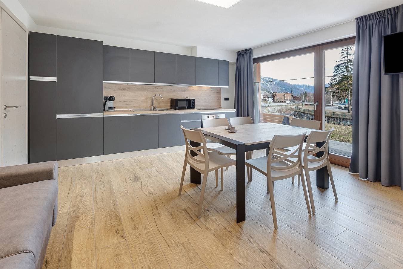 Foto 3 von 31: Ferienwohnung 'Appartamento La Serenella' mit Bergblick, Garten und WLAN