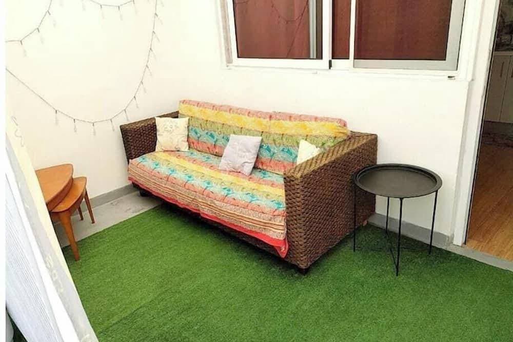 Foto 13 von 30: Cozy duplex apartment steps from the sea. Large terrace
