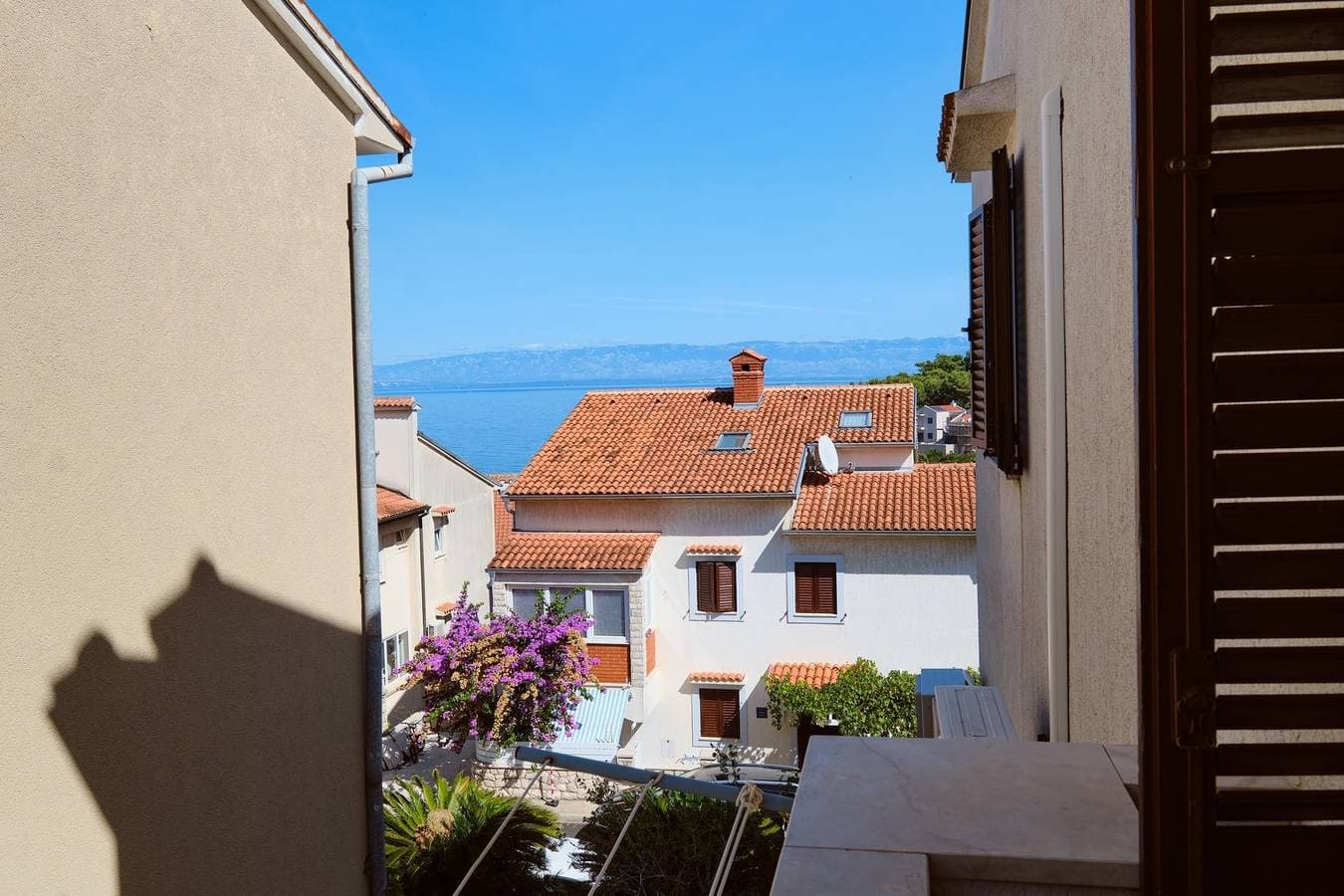 Das Apartment Prica 1, befindet sich in Mali Lošinj, in der Gegend von Zagazinjina, es ist möglich, ... 1