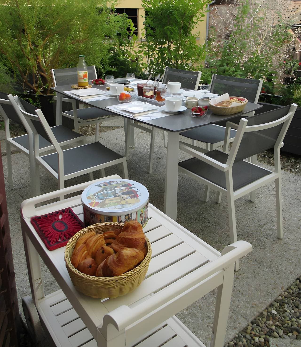 Foto 12 von 28: Gästezimmer „Cour Du Weinhof – Zimmer Hansi“ mit gemeinsamer Terrasse und WLAN