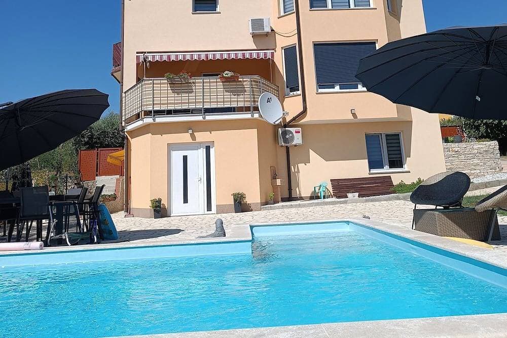 Foto 10 von 12: 2-Zimmer-Ferienwohnung mit Pool Kastel, Sredisnja Istra