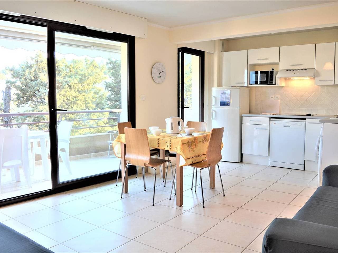 Foto 10 von 14: Geräumige 3-Zimmer-Wohnung mit Terrasse, WLAN und Garage nahe Stadtzentrum und Strand