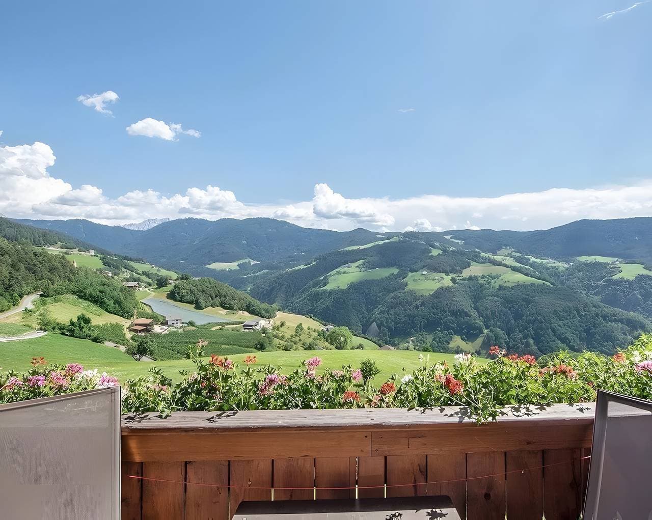 Foto 10 von 15: Apartment „Zimmer Tschafon Wieserhof“ mit Bergblick, privater Terrasse und WLAN