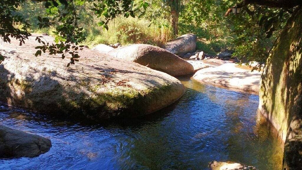 Foto 9 von 18: Canto das Águas Bungalows, Wasserfall mit natürlichem Pool