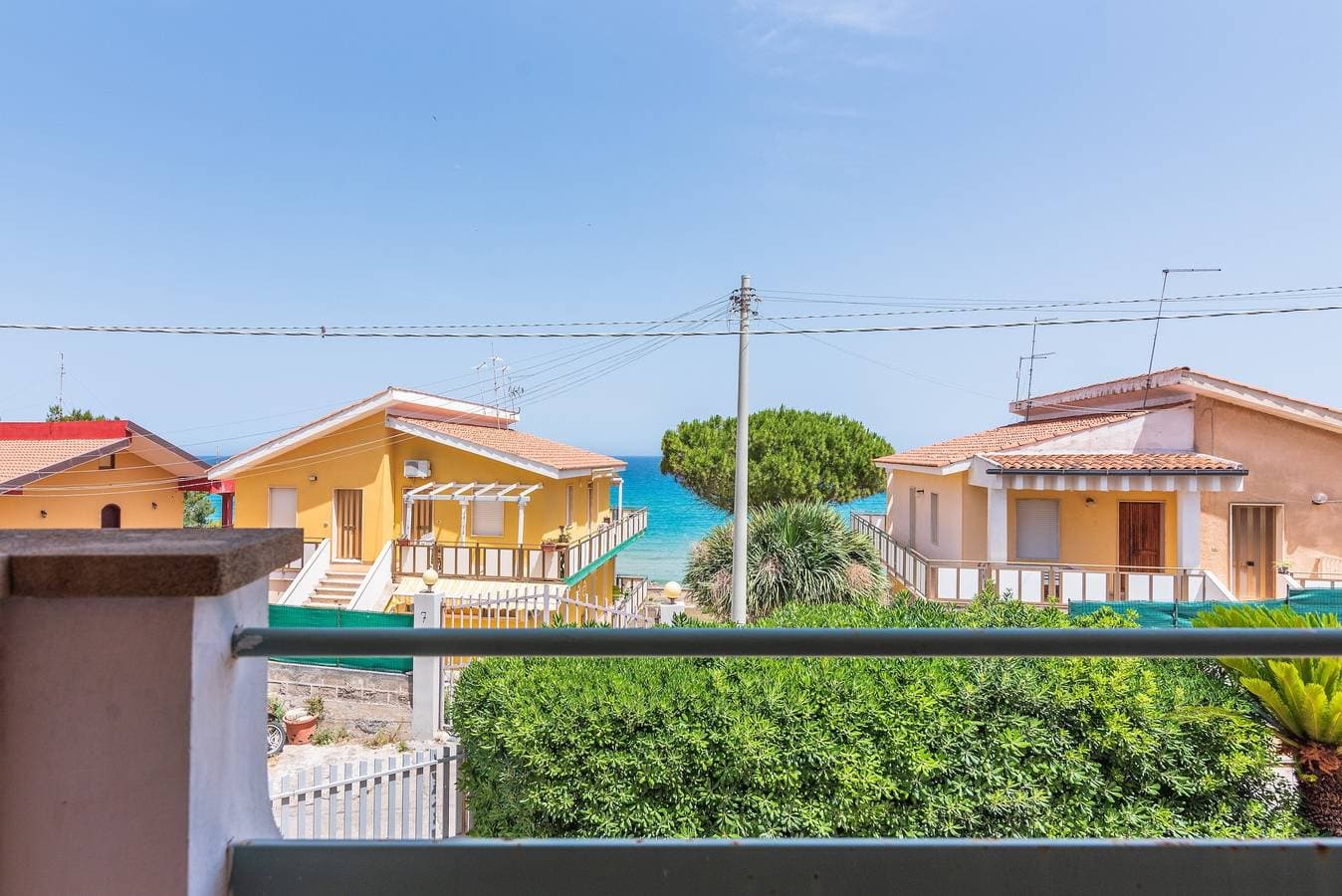 Foto 3 von 38: Ferienhaus „Villa Clara“ mit Meerblick, überdachter Terrasse und Garten