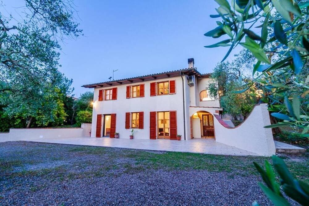 Villa mit Pool und Garten in der Nähe von Saturnia 1
