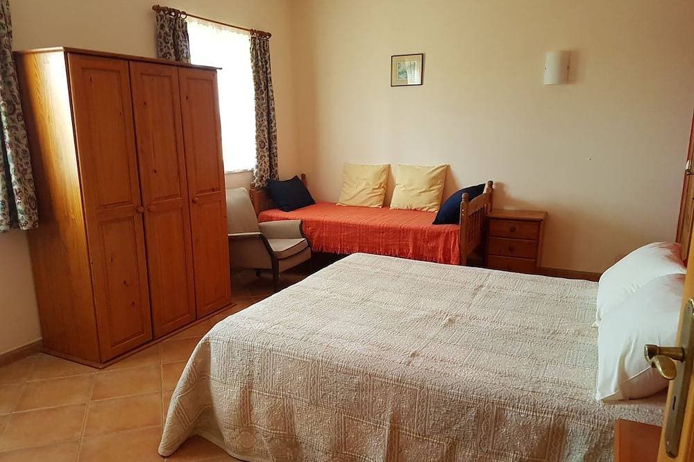 Foto 2 von 16: Spacious luxury country house. Shared pool. Fully wheelchair accessible