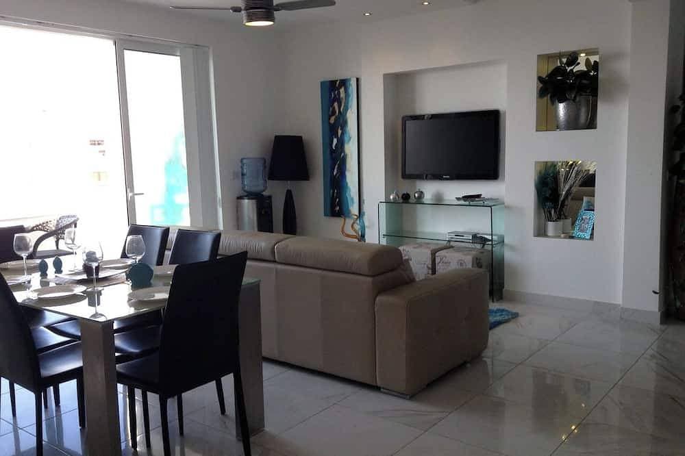 Foto 12 von 25: Luxury Seafront Apartment With Pool