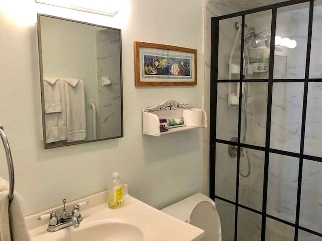Foto 3 von 10: Apt#4 -Charming relaxing -beautiful Apt-80yard walk to the Beach wBBQ/ Patio
