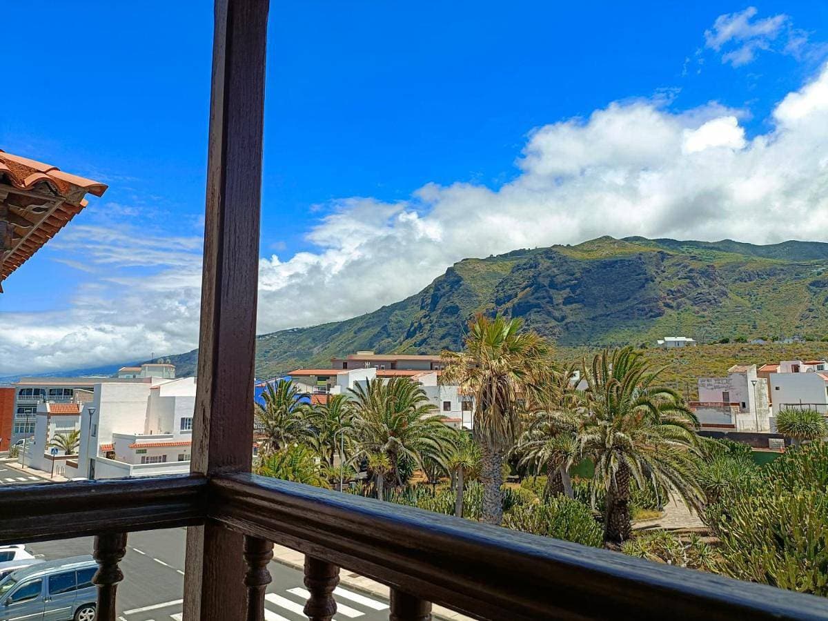 Beautiful 1 Bedroom Apartment with Mountain View 1