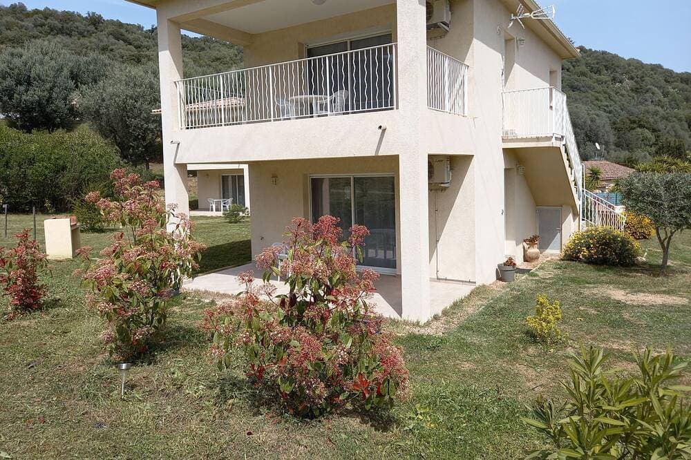 U Sole first floor of a villa with communal swimming pool 1