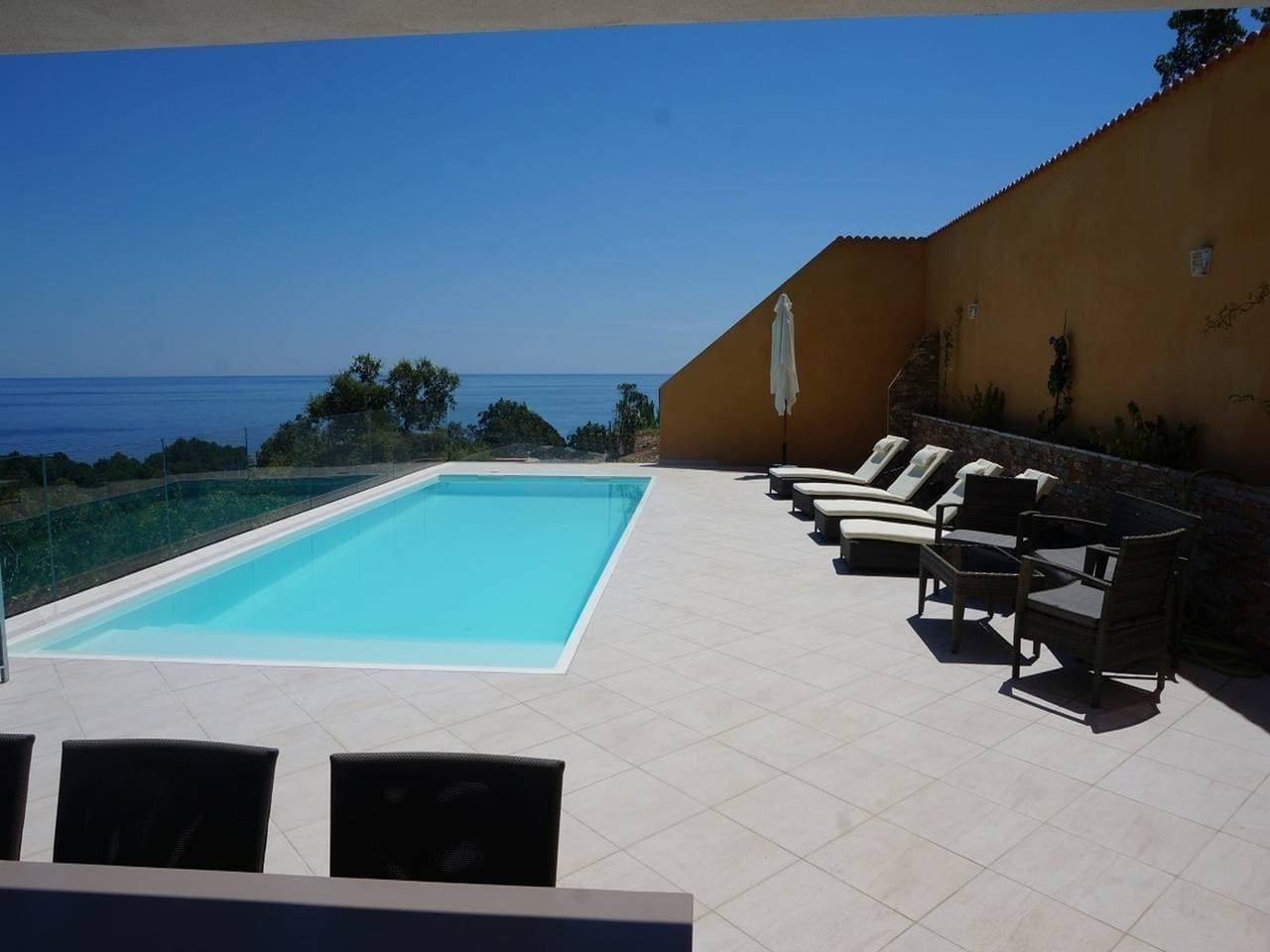 Foto 6 von 12: Moderne Familienvilla mit Pool