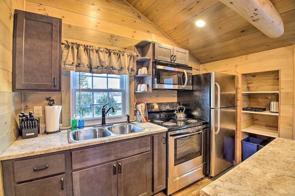 Foto 2 von 23: Neu! Sebago Lake Haven w / Deck & Waterfront View