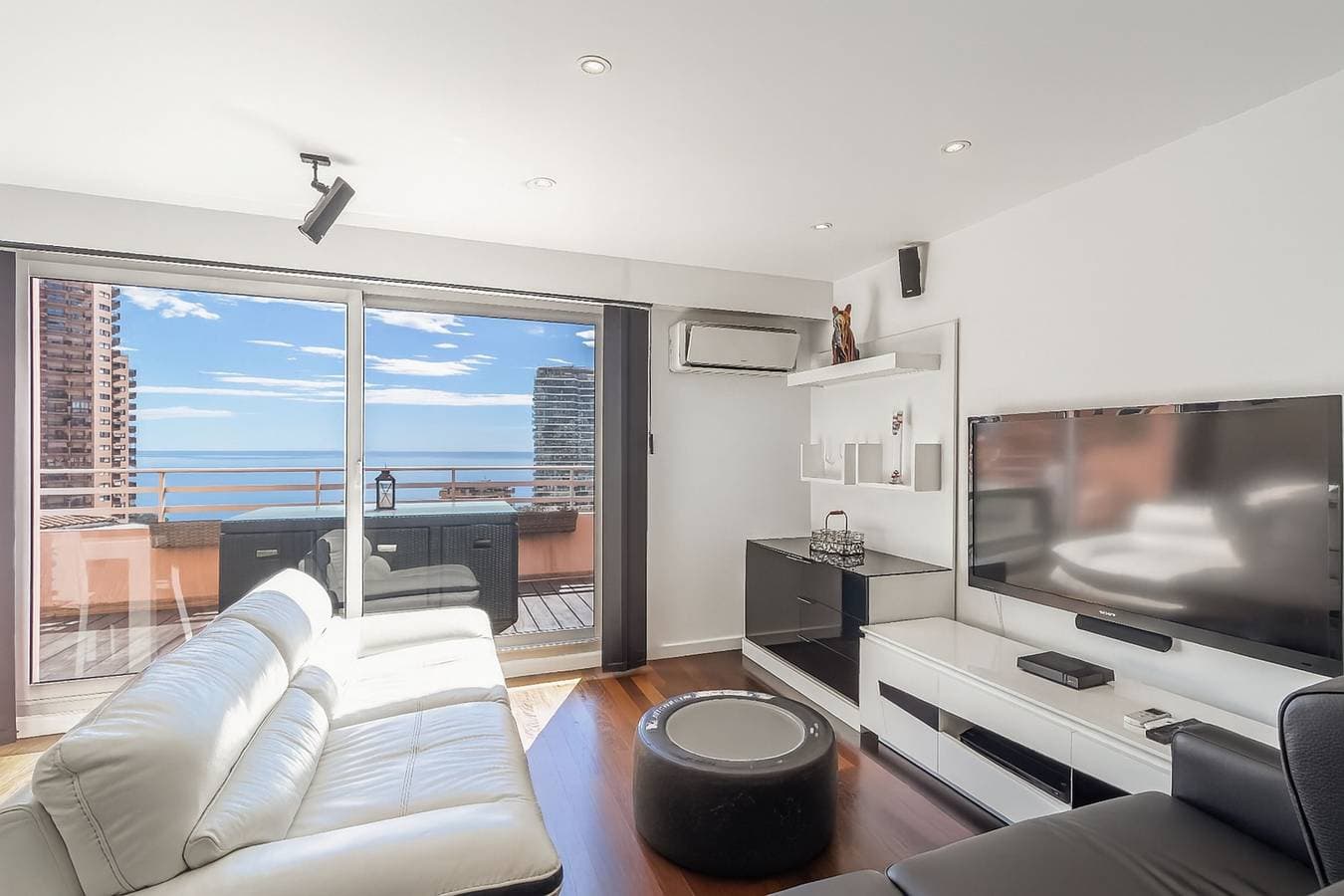 Foto 7 von 16: Stunning Renovated 1-Bedroom Breathtaking View